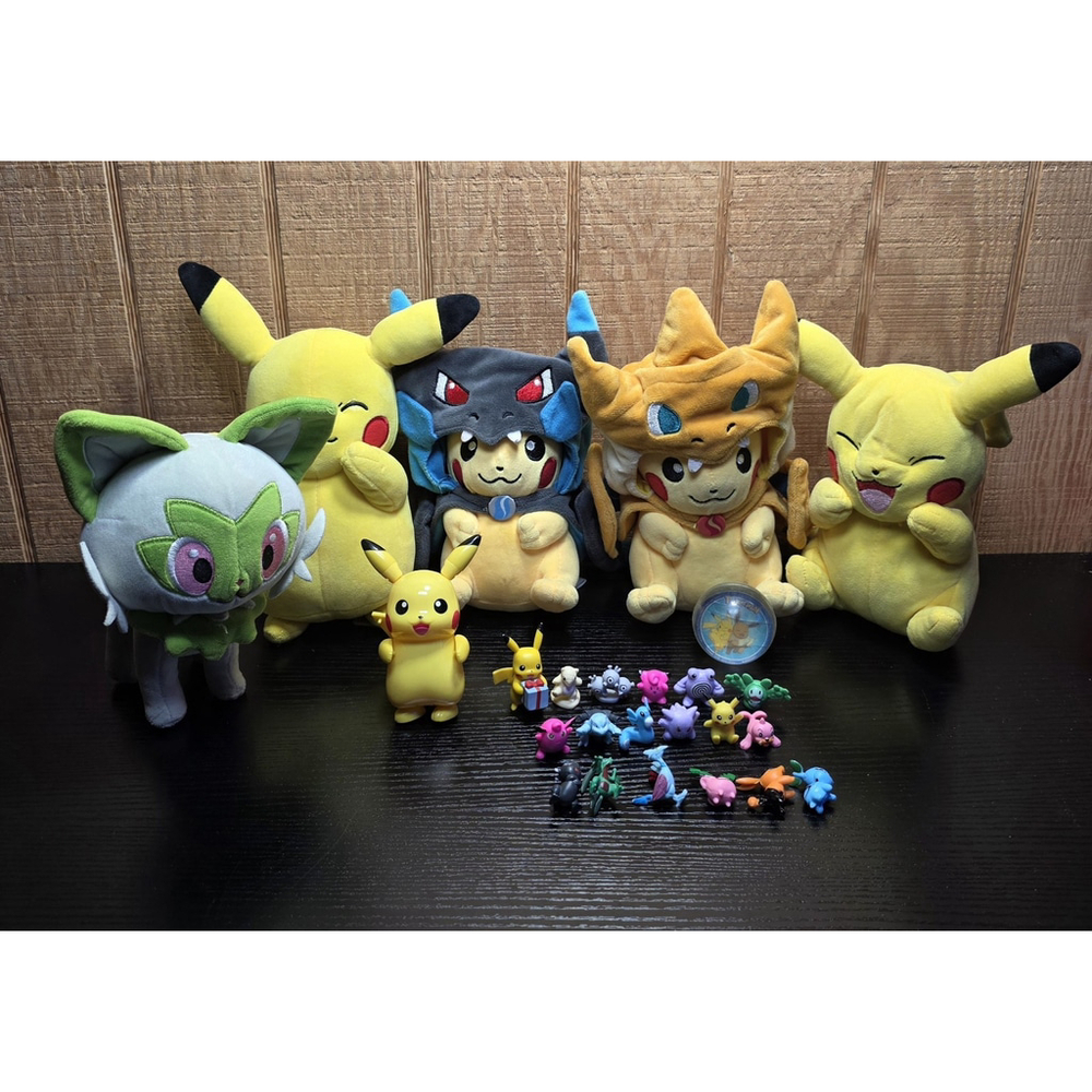 Lot 25x of Pokémon Plush and Figures, Pikachu Mega Charizard Costume, Lucario